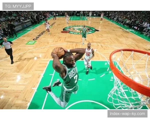 凯尔特人利用错位单打能力突出，塔图姆布朗面对换防时优势明显